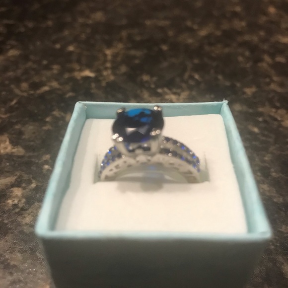 Stunning Blue Wedding / Engagement Ring - Picture 3 of 3